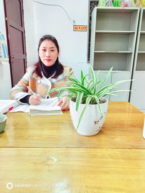 翁丽亚照片.jpg 翁丽亚照片.jpg