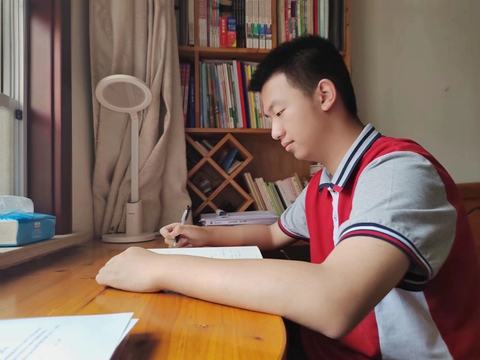 陆泽宇.jpg 陆泽宇.jpg