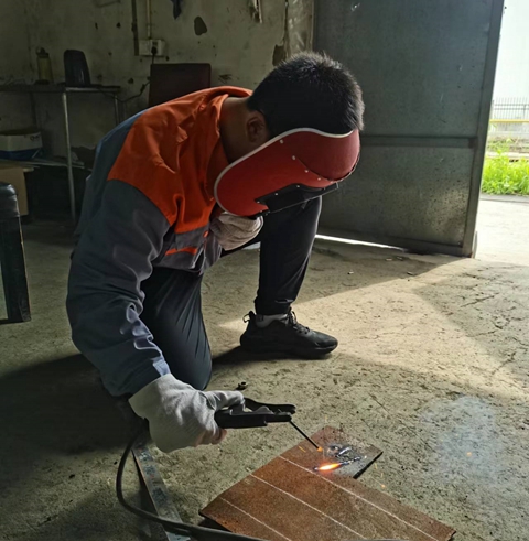 电焊工人高二14-图片-2.jpg 电焊工人高二14-图片-2.jpg